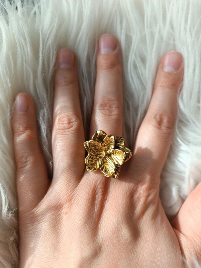 Bague dorée en forme de fleur en acier inoxydable et réglable Milë Mila En très bon état