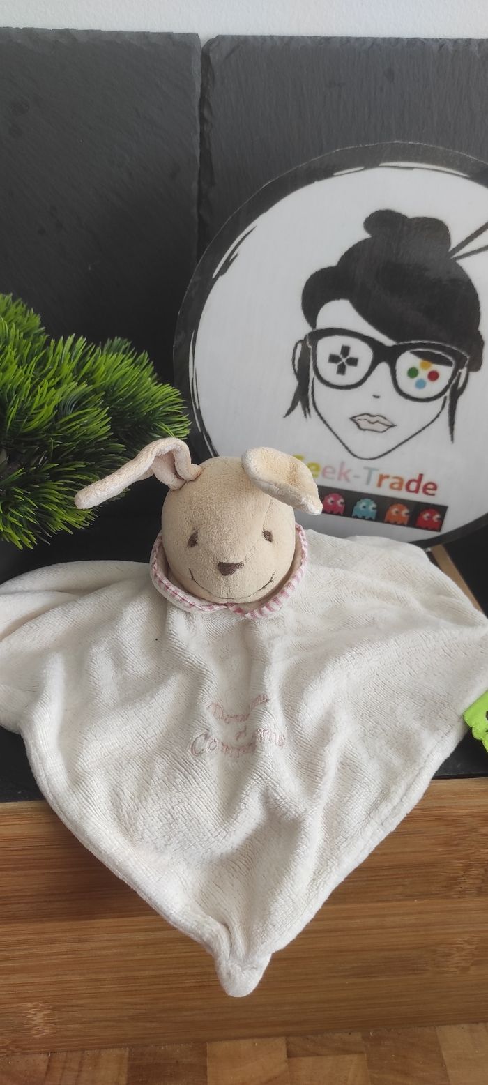 doudou et compagnie lapin marron beige blanc tatoo rose collerette plat carré