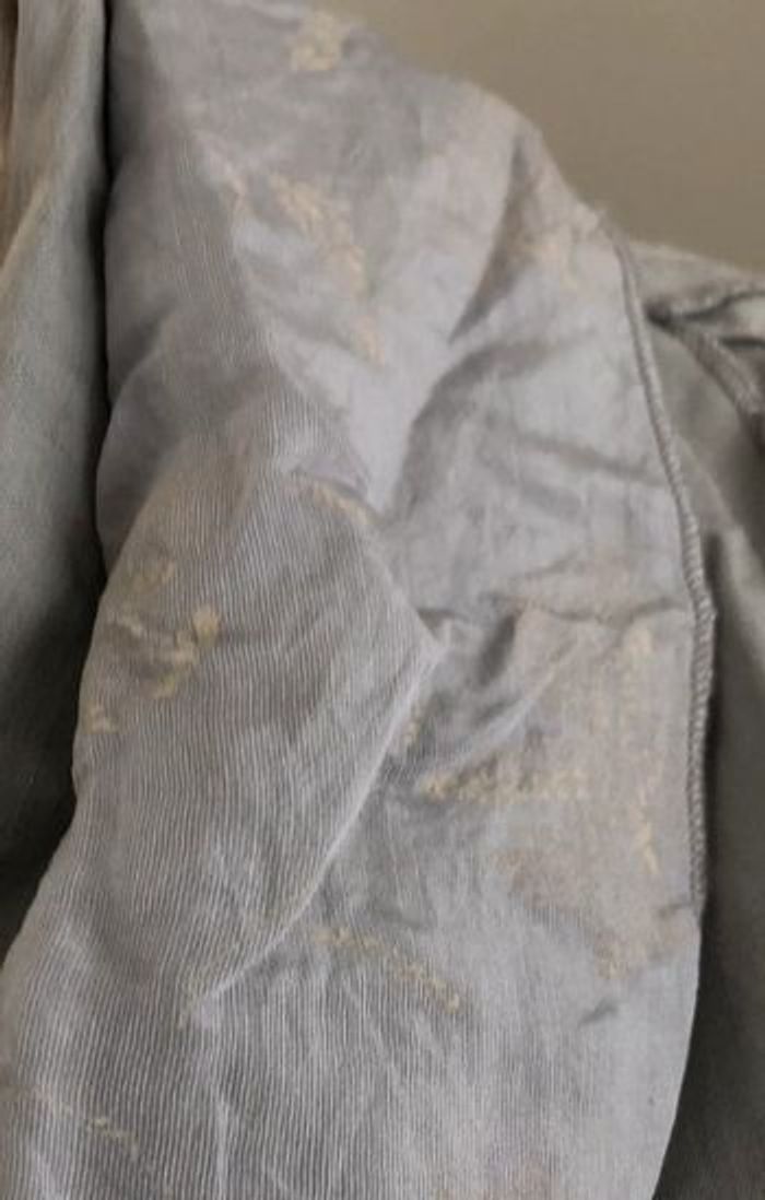 Veste légère, marque Voodoo, motifs dorés, grise, neuve, taille 40 - photo numéro 13