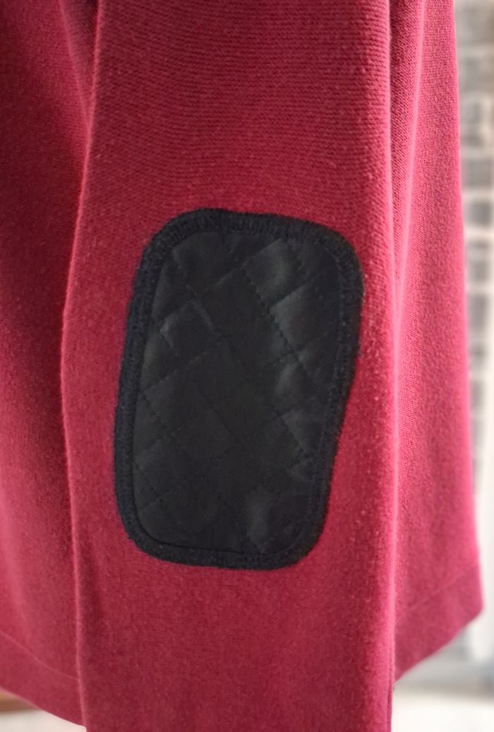Pull rouge avec coudières et épaulettes - photo numéro 4