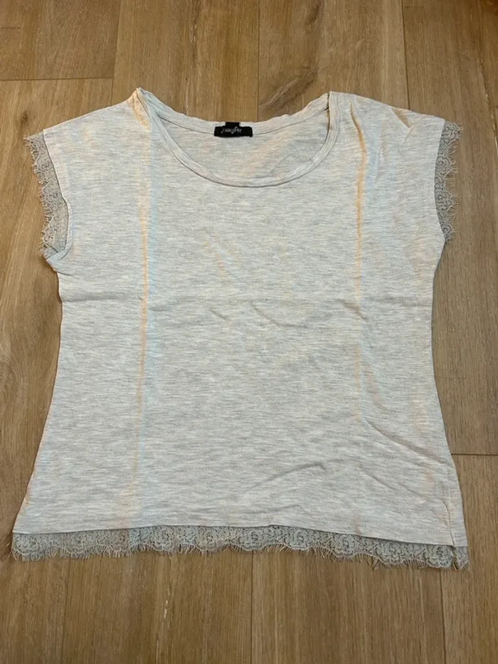 T-shirt gris avec détails en dentelle