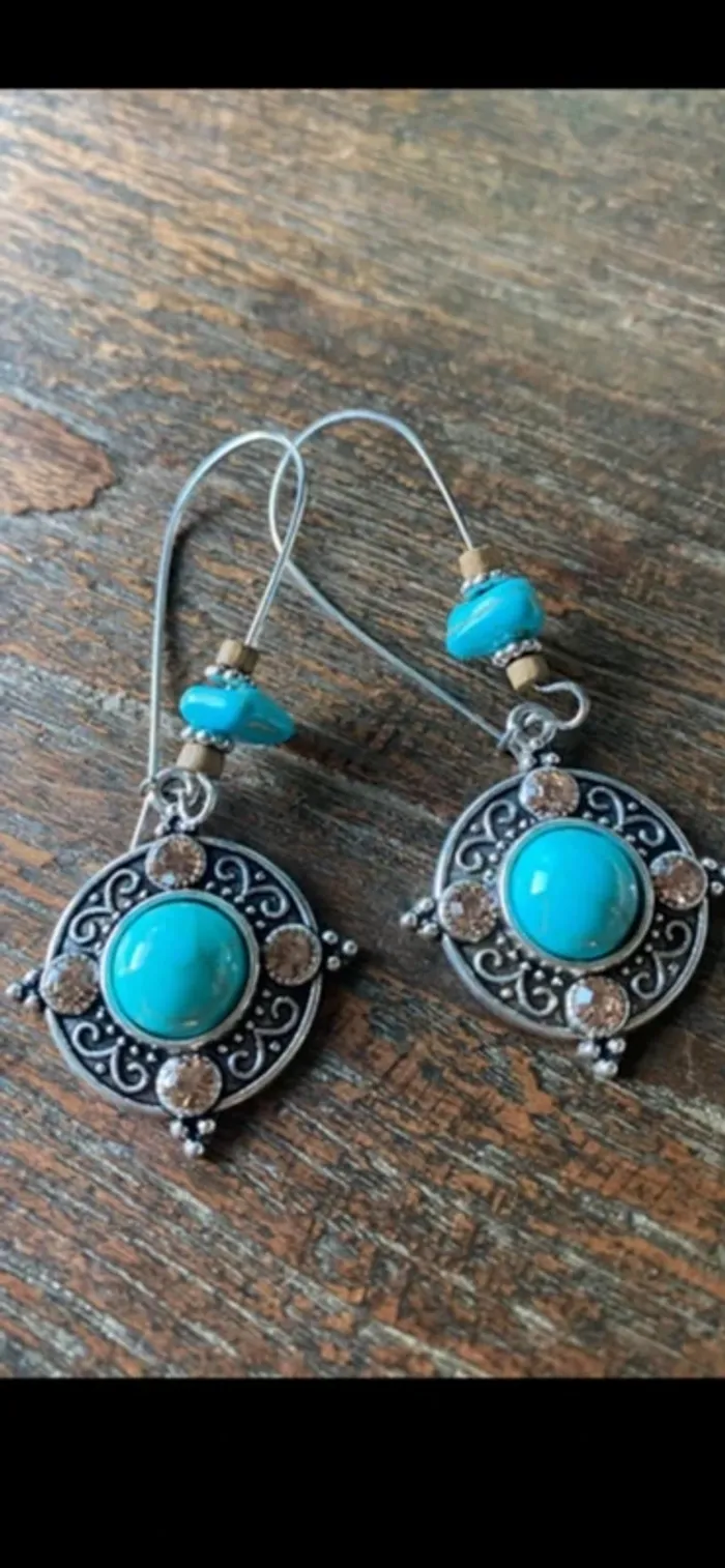 Magnifique paire de boucles d’oreilles avec strass, perles et turquoise - photo numéro 5