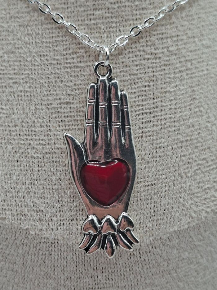 Collier main avec son cœur au centre - photo numéro 2
