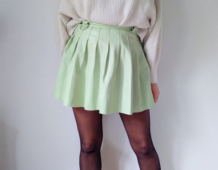 Jupe patineuse simili cuir vert clair originale tendance hiver Marque Bershka Taille 38 M
Très bon état - photo numéro 3
