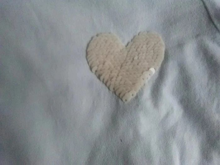 T-shirt fille à manches longues motif coeur 4 ans -TQF -2 vêtements achetés le 3ème offert - photo numéro 3