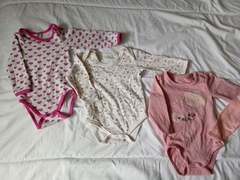 Lot bodies ML fille 6 mois 