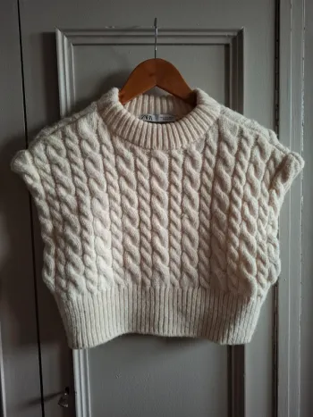 Pull torsadé court sans manche Zara