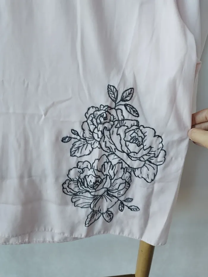 Blouse satinée brodée Asos t. 38 rose pâle manches 3/4 - photo numéro 4