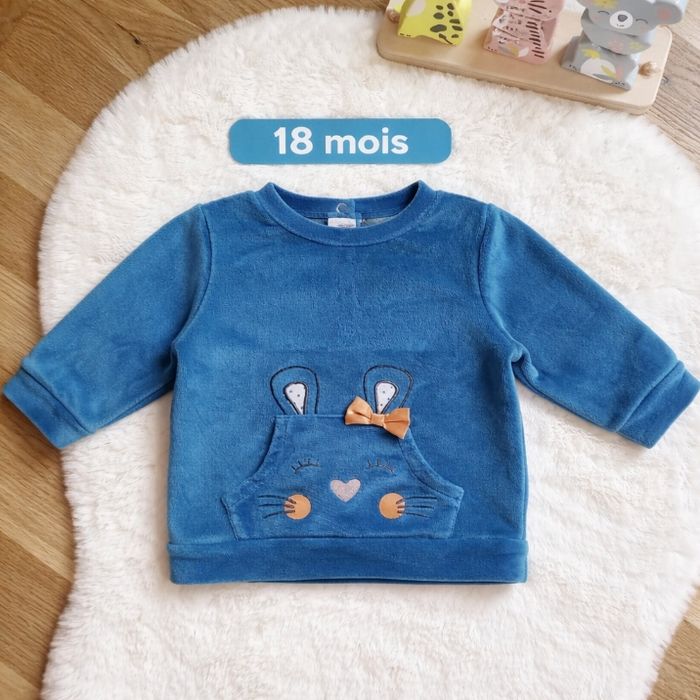 Pull avec poche devant motif lapin