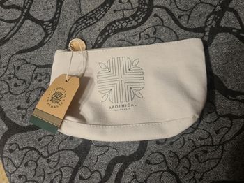 Pochette. Apothical. Beige. Neuf. 12 x 22 cm.