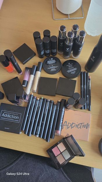 lot de cosmétique Younique 
