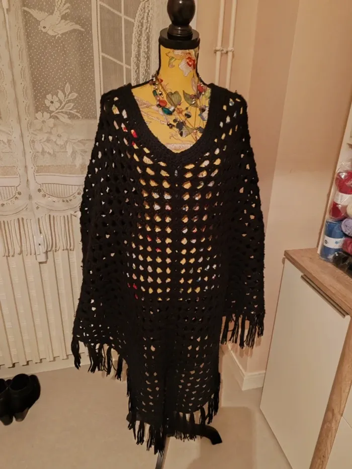 Poncho chaud fait main comme neuf noir TU qualité - photo numéro 4