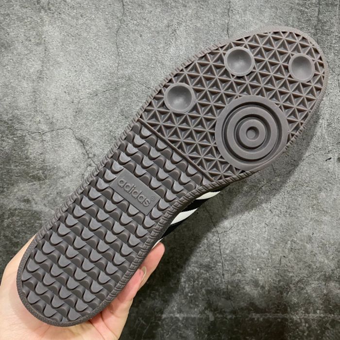 En stock : Baskets Adidas, portées par des célébrités et des blogueurs de mode à travers l'Europe et - photo numéro 5