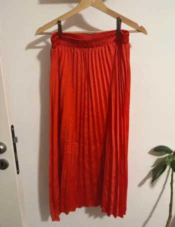 Jupe longue plissée rouge fluide parfois