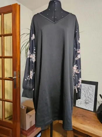 Élégante Robe Noire Grande Taille 3XL Manches Fleuries Bohème Chic Vintage
