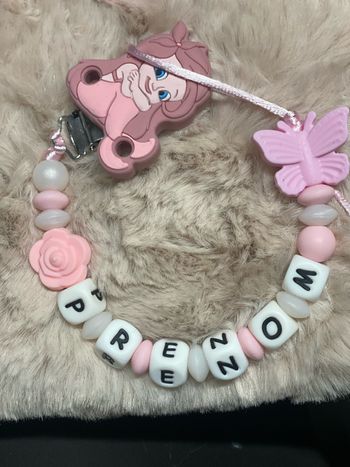 Attache tétine ariel