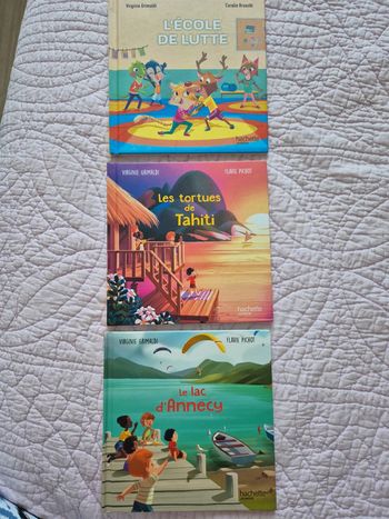 Lot 1 livres enfants Hachette jeunesse : lac Annecy- tortues tahiti - école de lutte