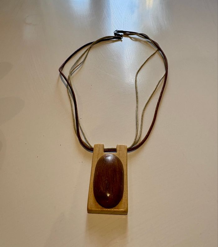 Collier ethnique en bois avec pendentif rectangulaire et double cordon