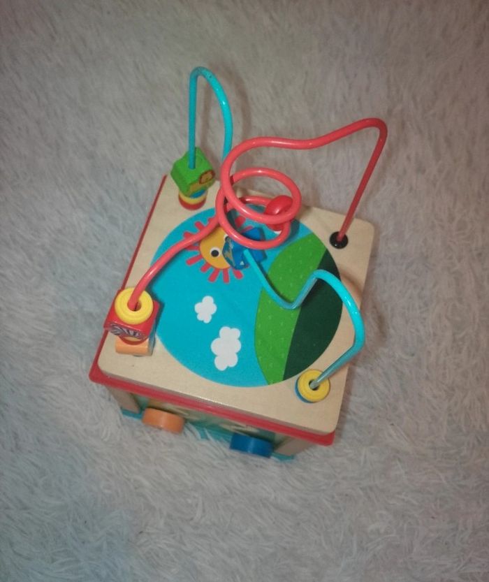 Cube d'activités en bois