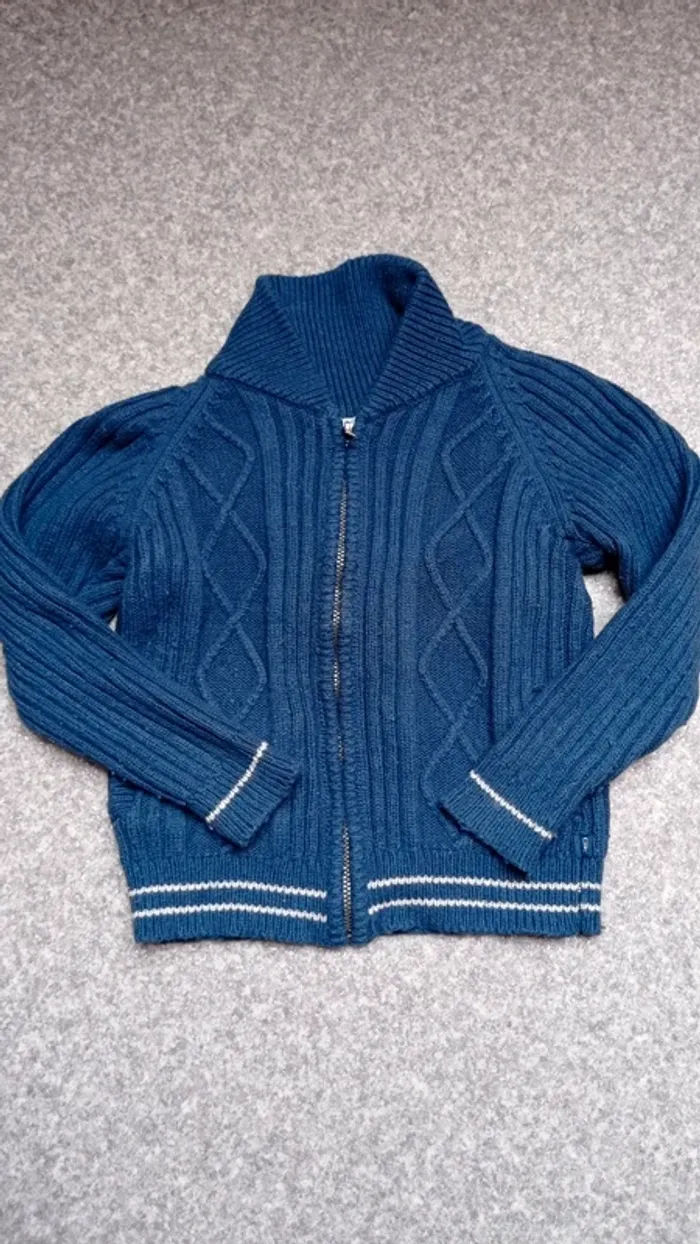Okaïdi gilet taille 6 ans mais taille petit
Très bon état quelques bouloches dues au tissu