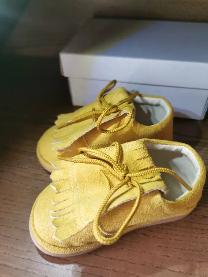 Chaussures bébé couleur moutarde. - photo numéro 3
