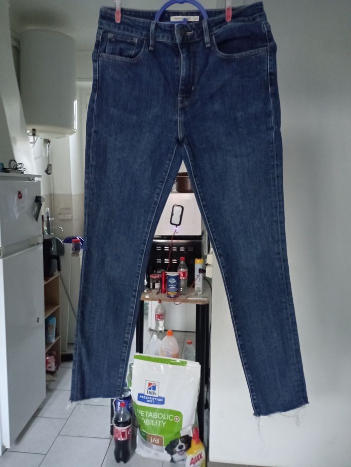 Jean Levi's très jolie couleur bleu. Taille 36. - photo numéro 4