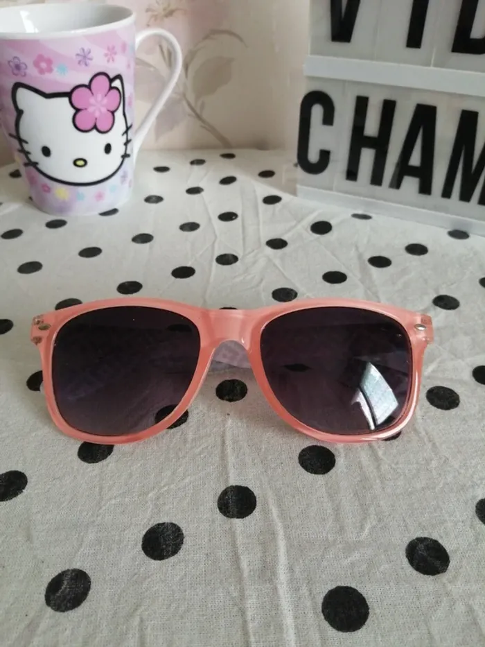 Lunettes de soleil corail avec motifs noir et blanc sur les branches / sans marque / (TU) - photo numéro 2
