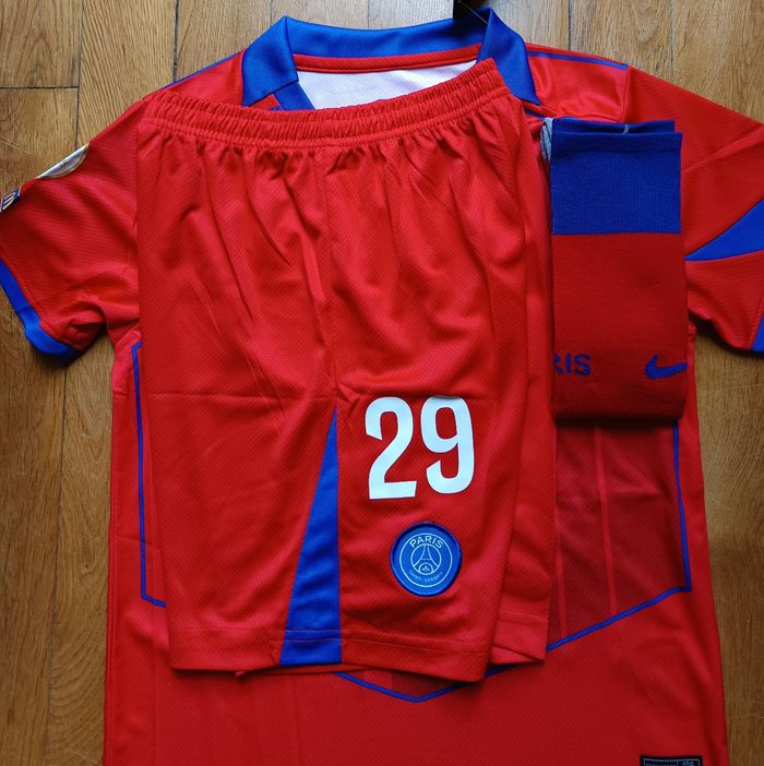 Beaucoup de football taille 10 ans modèle Barcola rouge extérieur PSG 2026 - photo numéro 5