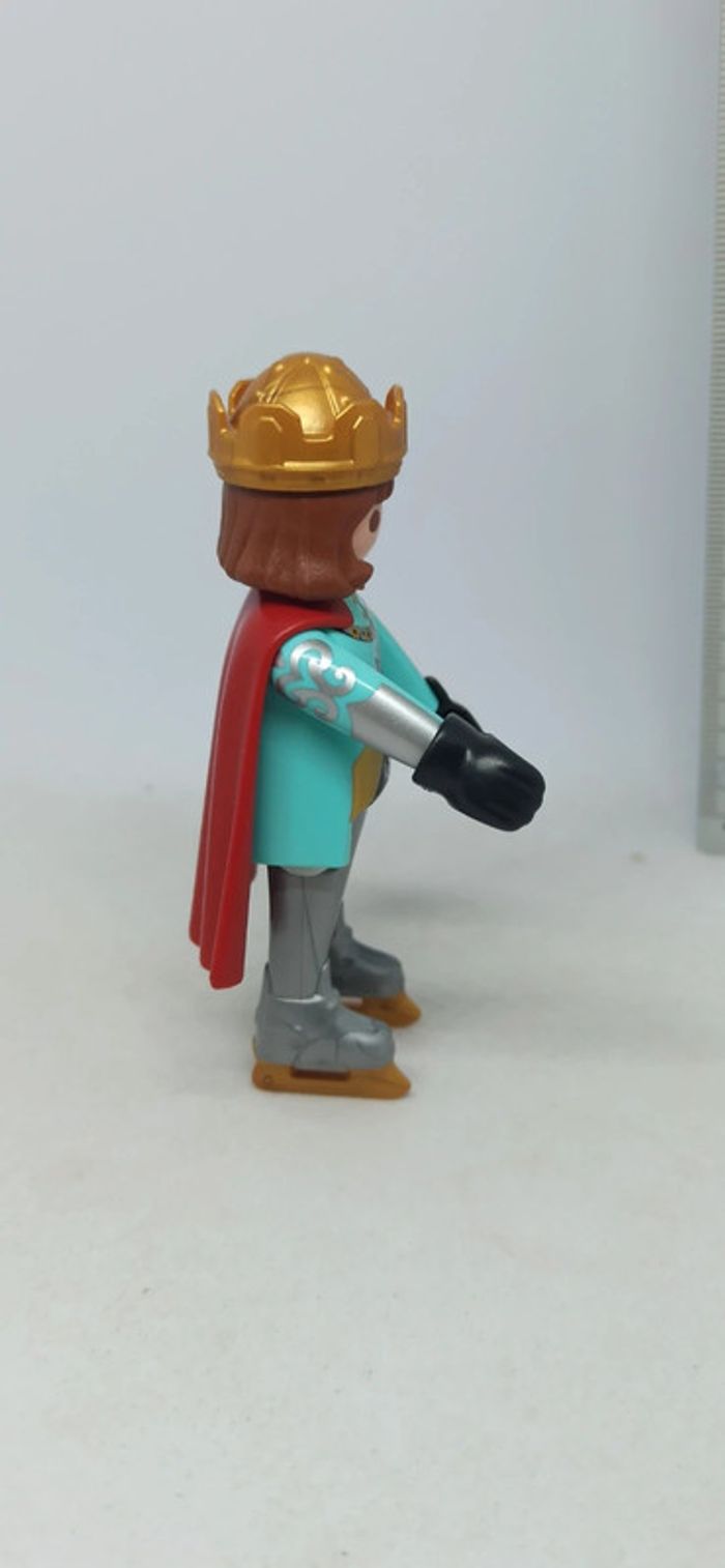 Homme prince avec patins à glace et cape rouge playmobil - photo numéro 2
