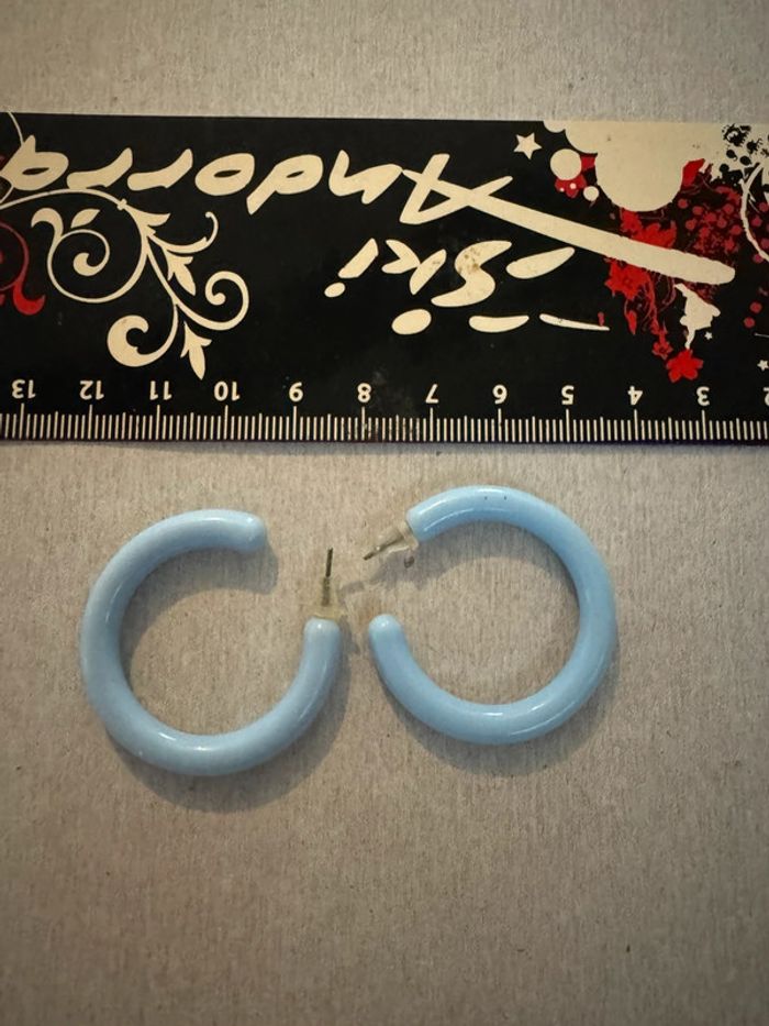 Boucle d’oreille bleu claire en plastique vintage