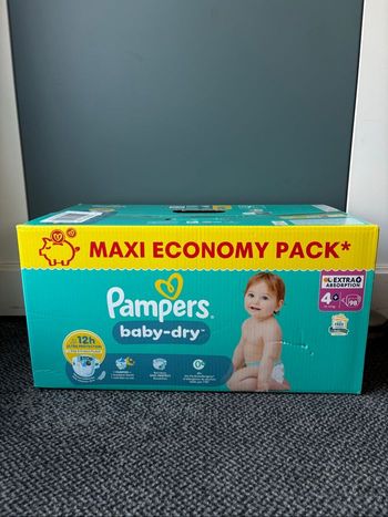 Un pack de couches Pampers Babydry Taille 4+ 10/15 kg 98 couches