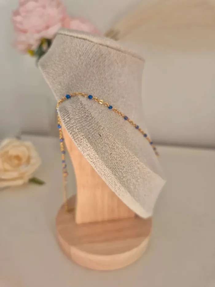 Collier style gigi dorée en acier inoxydable
🌸 perles résines bleu  avec médaille croix - photo numéro 5