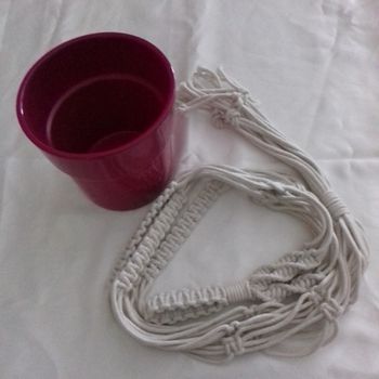 Suspension macramé et son pot fuschia -