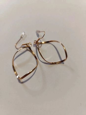 Boucles d'oreilles neuves dorées