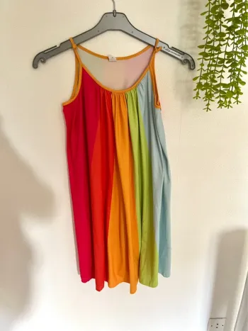Très jolie robe à bretelle pour petite fille