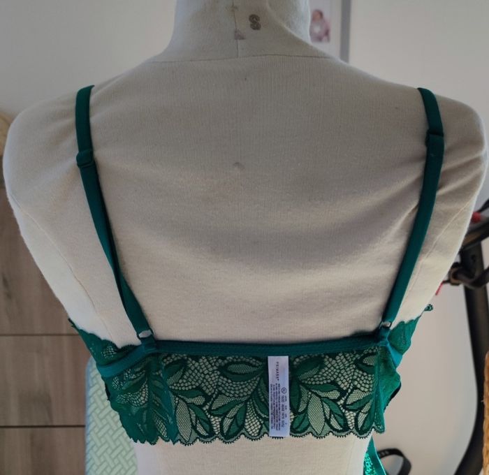 Soutien-gorge et tanga couleur vert taille XL 46/48 marque Primark. Lingerie pour femme - photo numéro 2
