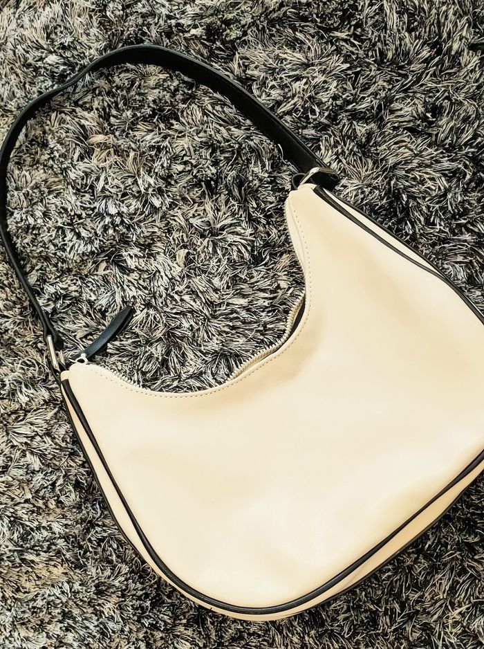 Sac à main incurvé en cuir