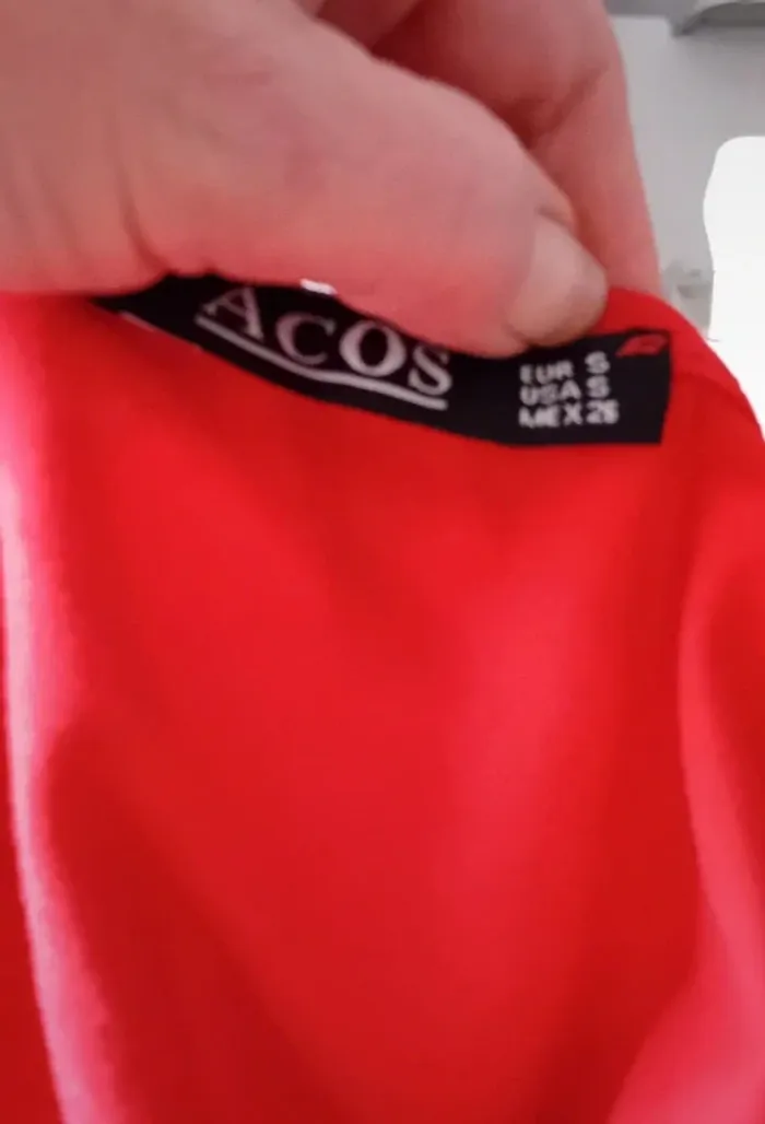 Très joli Tee-shirt rouge acos taille s en très bon état - photo numéro 3
