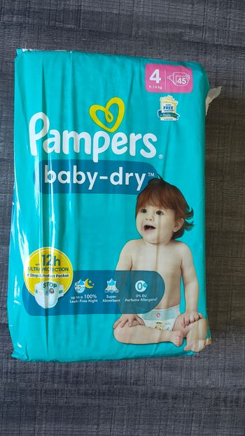 Un paquet de couches Pampers taille 4