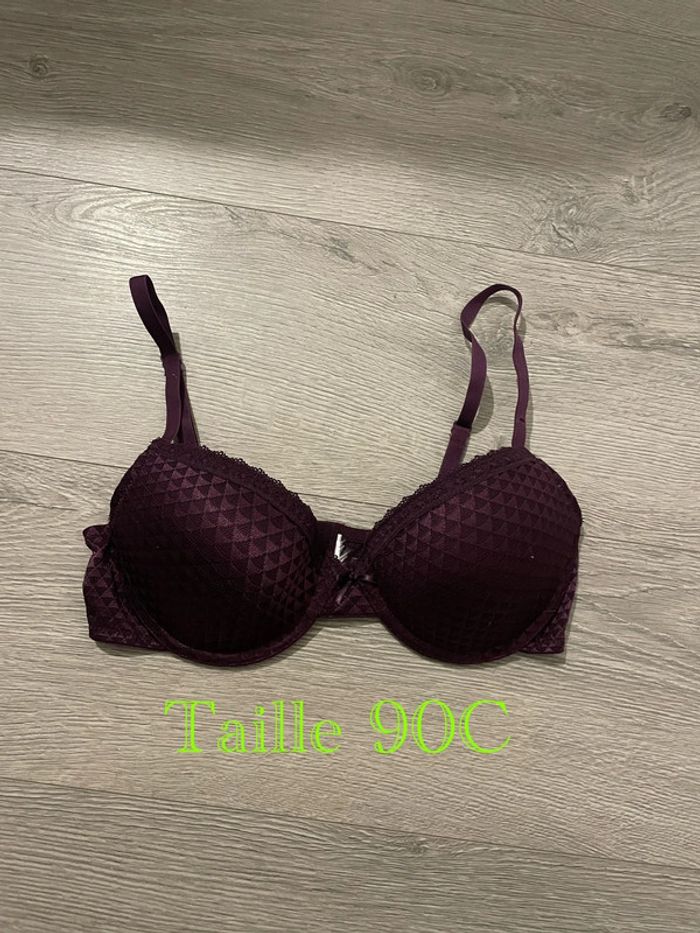Soutien gorge violet satiné à motifs à armature et dentelle taille 90C