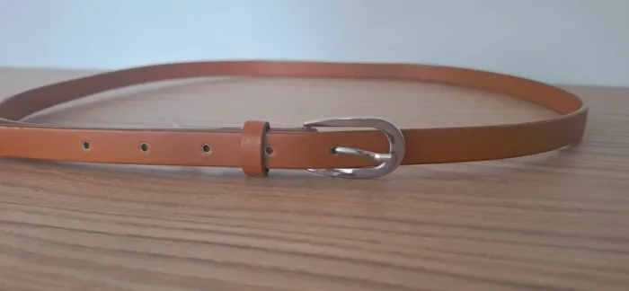 Ceinture fine camel Herlaine Paris – Neuve - Un basique intemporel qui va avec tout 🌟