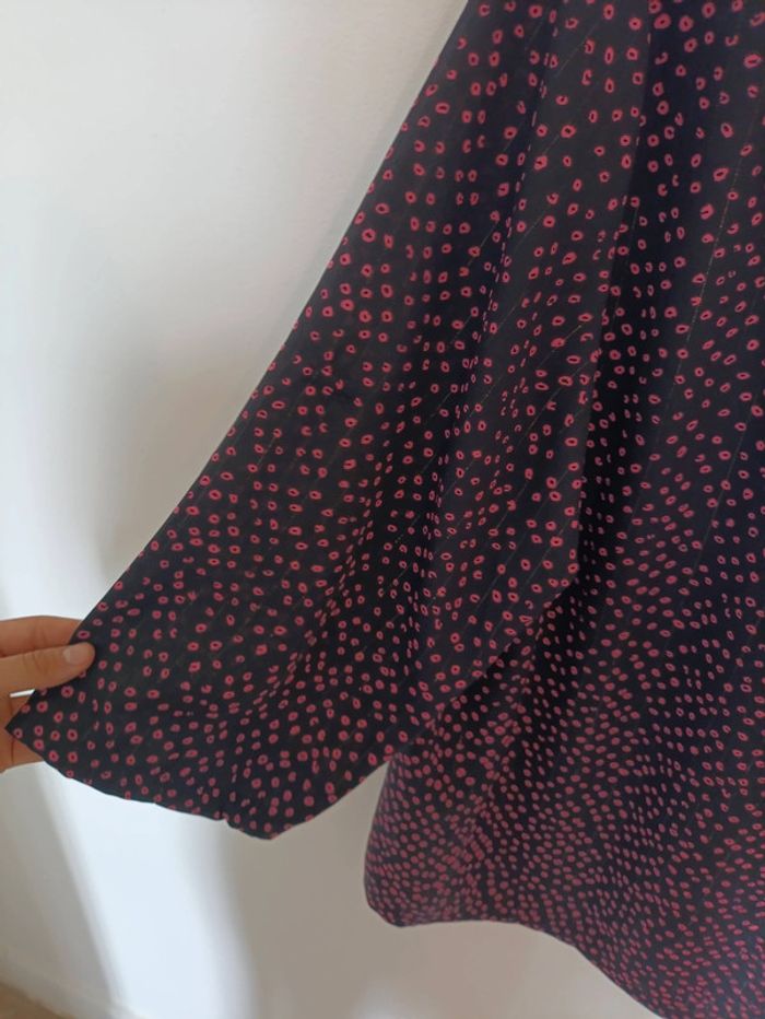 Blouse noire à pois roses décolleté V original vintage - photo numéro 4