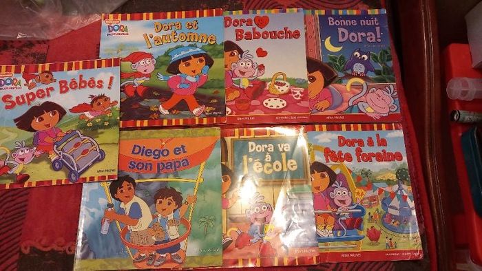 Lot de 7 livres dora l'exploratrice