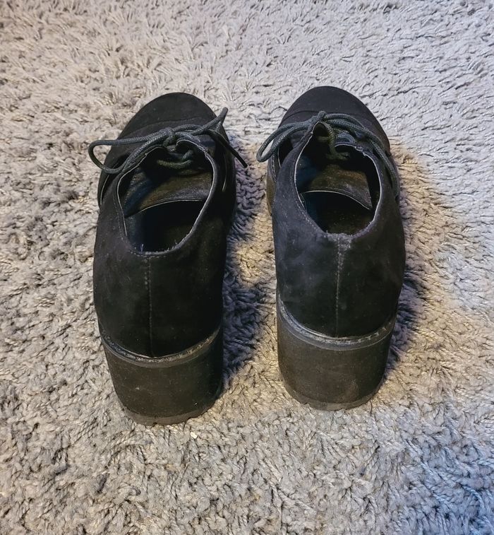 Jolie paire de chaussures noires - photo numéro 3