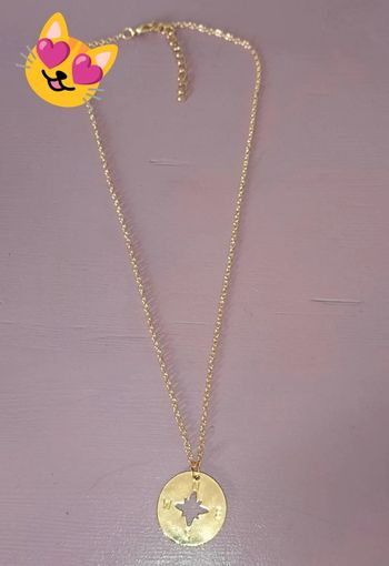 Collier doré pendentif motif boussole