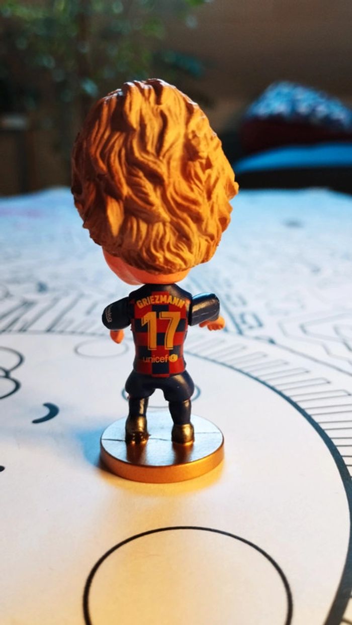 Petite figurine football neuve Antoine Griezmann FC Barcelone maillot damiers blaugrana - photo numéro 2