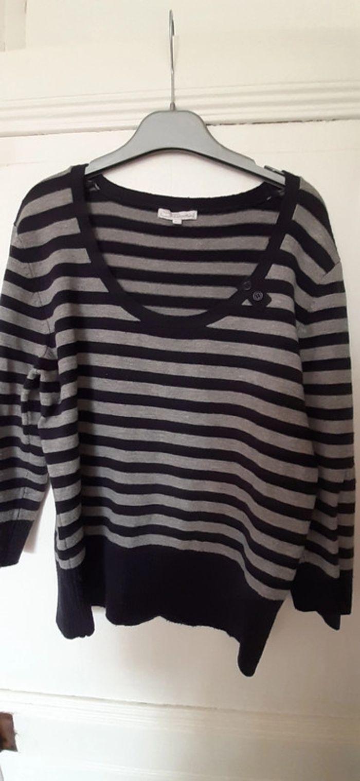 Pull court col rond rayé gris violet foncé