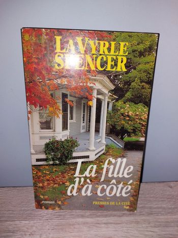 Livre la fille d´à côté