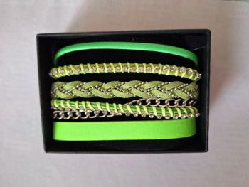 Bracelet neuf vert dans sa boîte d'origine