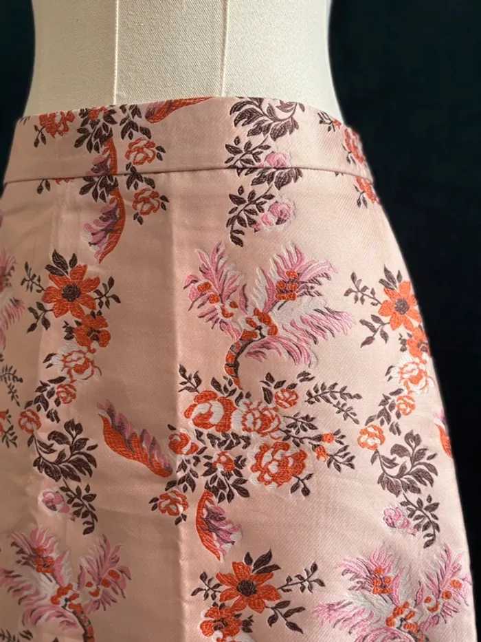 Mini jupe satinée brocart rose clair New Look – motif floral vintage baroque – taille 38 - photo numéro 2